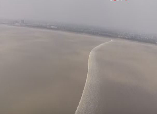 بالفيديو: مشاهد مذهلة لـظاهرة  " التنين الفضي" في الصين