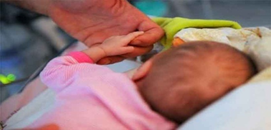 وفاة رضيعة نامت والدتها عليها " بالخطأ "في إربد