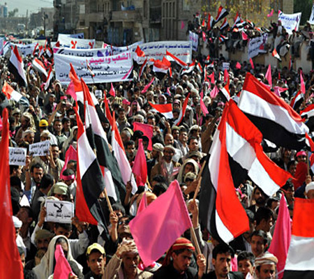 توافد شباب الثورة باليمن لتنظيم جمعة "دعم المغتربين" توافد شباب الثورة باليمن لتنظيم جمعة "دعم المغتربين"