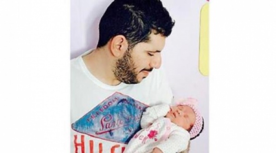 سعودي يسمى ابنته “رؤية” تفاؤلاً بمستقبل بلاده سعودي يسمى ابنته “رؤية” تفاؤلاً بمستقبل بلاده