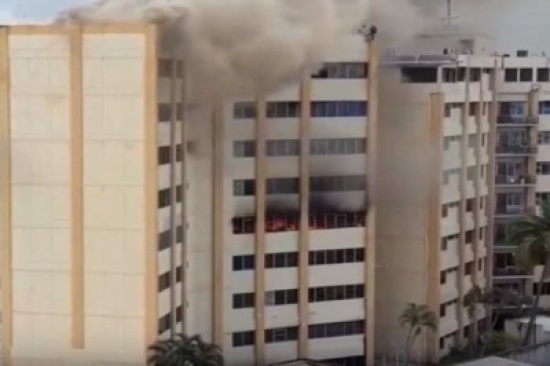 بالفيديو: رجل يقفز من أعلى بناية لإنقاذ نفسه من حريق