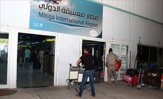 طيران تابع لحفتر يقصف للمرة الأولى مطار معيتيقة في طرابلس طيران تابع لحفتر يقصف للمرة الأولى مطار معيتيقة في طرابلس