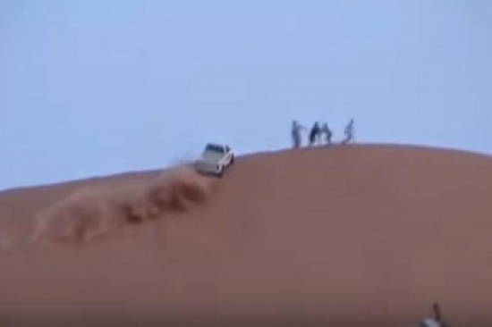 شاهد.. بالفيديو: حادث تطعيس مروع ضحيته شاب بين الحياة والموت..