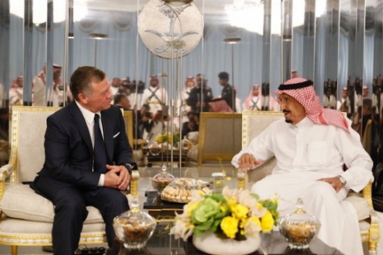 بالصور: خادم الحرمين الشريفين يستقبل الملك ويقيم مأدبة عشاء تكريمًا له بالصور: خادم الحرمين الشريفين يستقبل الملك ويقيم مأدبة عشاء تكريمًا له