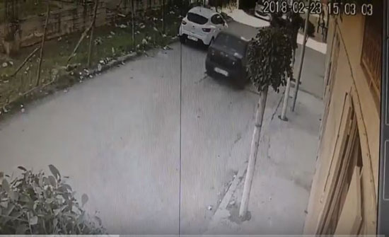 لحظة سرقة لص محلًا في وضح النهار (فيديو) لحظة سرقة لص محلًا في وضح النهار (فيديو)