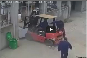 شاهد.. لحظة دهس سائق رافعة لامرأة