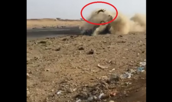 فيديو| مفحط تقذف به سيارته بعد انقلابها المروع عدة مرات!