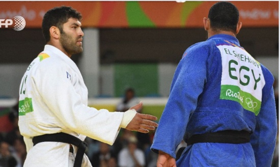 "الأولمبية المصرية" تتبرأ من لاعبها: عدم مصافحة نظيره الإسرائيلي تصرّف شخصي (صورة)