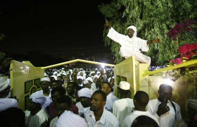 آلاف السودانيين يتوافدون على منزل الترابي لتشييعه