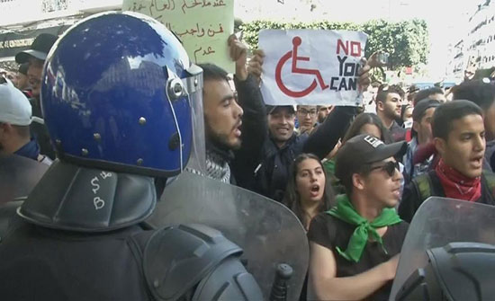 الجزائر.. استقالات لبرلمانيين وأعضاء بالحزب الحاكم الجزائر.. استقالات لبرلمانيين وأعضاء بالحزب الحاكم
