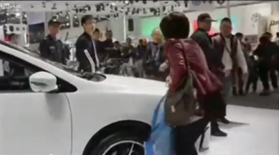 تدمر السيارة التي لم يشترها لها زوجها