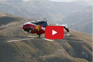 يتلاعب بمروحية وكأنها ذبابة في الهواء