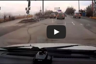 شاهد..  رأت حبيبها السابق مع صديقته فصدمت سيارته