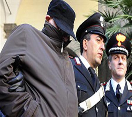 " إيطالي " يضبط سارقاً في بيته.. ويعرض عليه عملاً! " إيطالي " يضبط سارقاً في بيته.. ويعرض عليه عملاً!