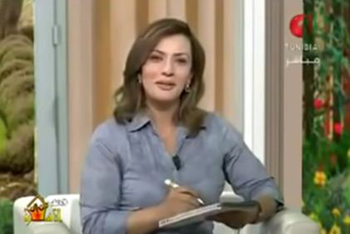 شاهد: متصل يحرج مذيعة على الهواء بسبب ملابسها القصيرة