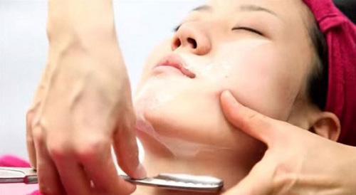 بالصور:حلاقة الذقن للسيدات.. أحدث طرق التجميل اليابانية بالصور:حلاقة الذقن للسيدات.. أحدث طرق التجميل اليابانية