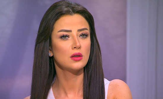 رضوى الشربيني تعلن توقف برنامجها ” هي وبس “