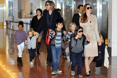 مشاهير يمنحون الحنان لأطفال "بالتبنى" مشاهير يمنحون الحنان لأطفال "بالتبنى"