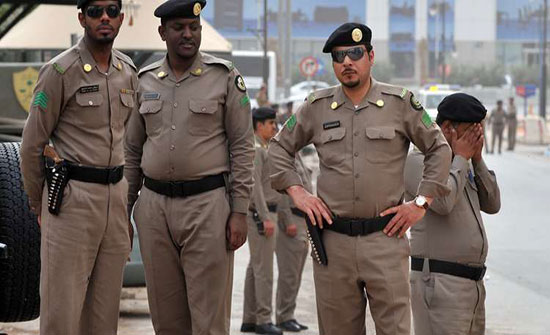 شرطة الرياض تلقي القبض على عصابة تعري رهائنها شرطة الرياض تلقي القبض على عصابة تعري رهائنها