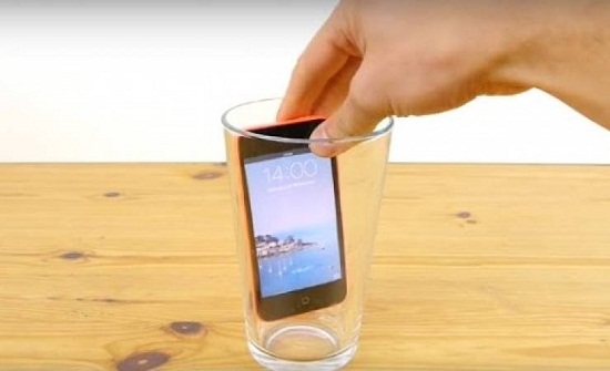 لهذا السبب.. ضع هاتفك المحمول في كوب أثناء النوم!