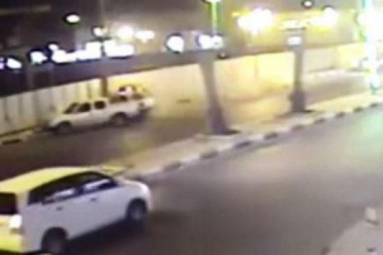 فيديو: مقيم ينجو بأعجوبة من الدهس تحت عجلات سيارة مسرعة