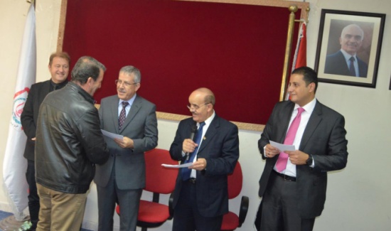 الزعبي يوزع الجوائز على منتجي القمح الزعبي يوزع الجوائز على منتجي القمح