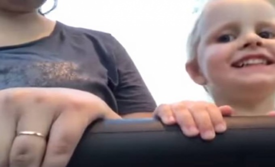 بالفيديو....رد فعل طفلة تركب لعبة ملاهي خطيرة لأول مرة