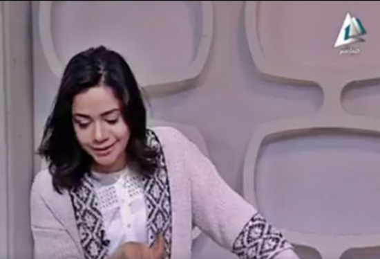 فيديو: مذيعة مصرية تخرج عن النص دون أن تدرك أنها على الهواء فيديو: مذيعة مصرية تخرج عن النص دون أن تدرك أنها على الهواء