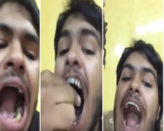 شاهد.. سعودي يلتهم عقرباً ساماً حياً ويبتلعه بالماء