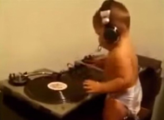 شاهد.. أصغر طفل DJ يرتدي حفاظات