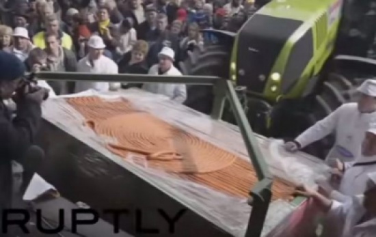 شاهد..  أطول سلسلة سجق في العالم