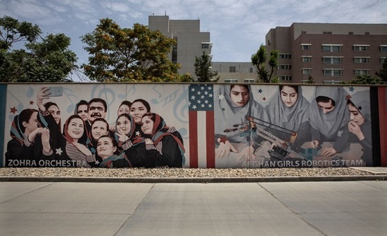 سفارة أمريكا بكابول تتلف وثائق حساسة.. وإجلاء رعايا أجانب