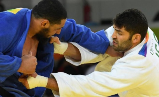 لماذا استدعى الحكم لاعب الجودو المصري بعد هزيمته أمام الإسرائيلي؟