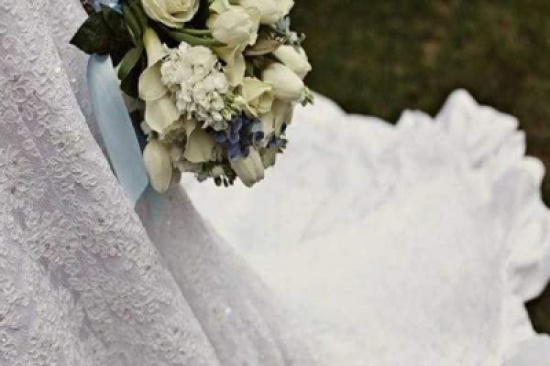 بالصورة: عروس سعودية تتعاقد مع شركة توصيل لنقل المدعوات إلى القاعة مجاناً