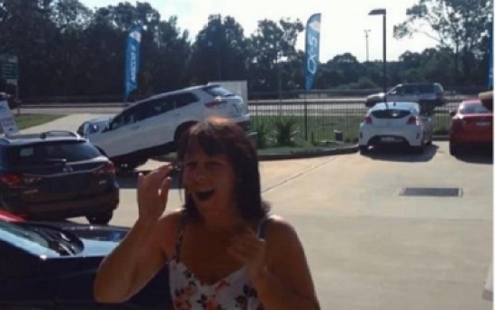 شاهد... شاب يهدي والدته سيارة جديدة في عيد ميلادها