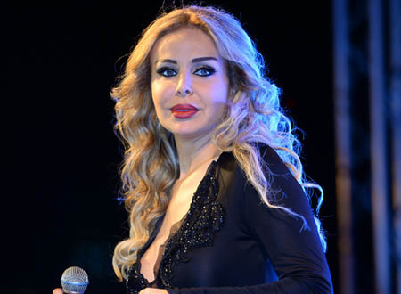 رولا سعد تُحير جمهورها بإطلالة ذهبية مثيرة .. صورة