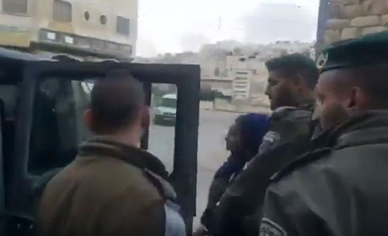 بالفيديو : اعتقال فتاة فلسطينية بحوزتها سكين عند الحرم الإبراهيمي في الخليل