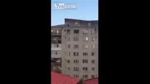 بالفيديو.. لحظة انتحار قاض بالقفز من الطابق العاشر برومانيا