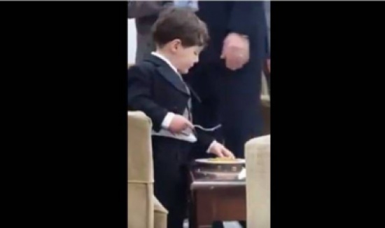 فيديو طريف.. الطريقة الصحيحة لتناول "الكنافة"