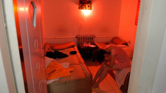 “بالجرم المشهود” .. هذا ما ضبطته السلطات العُمانية في إحدى الشقق الفندقية