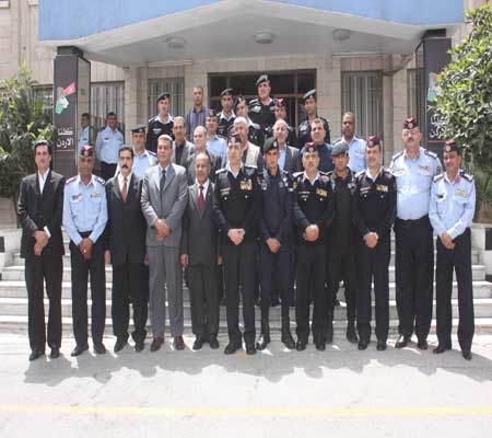 اعضاء المجالس المحلية يزورون رجال الامن العام الذين أصيبوا امام مجلس الامة