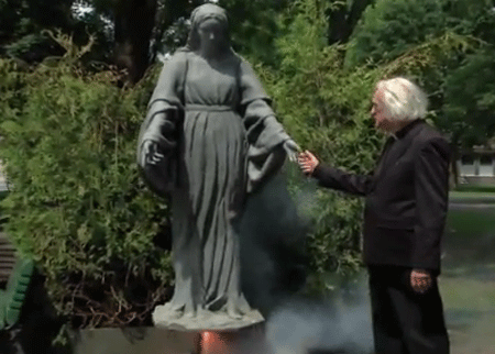 التمثال الطائر