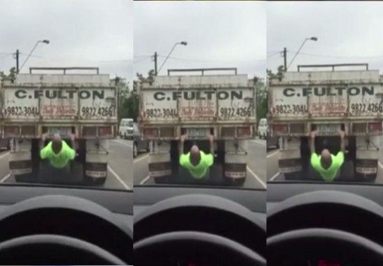 شاهد.. سائق يمارس التمارين الرياضية تحت خلفية شاحنة