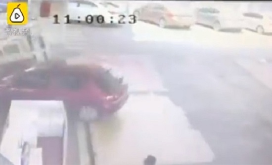 سائق متهور يتسبب في انفجار داخل محطة وقود (فيديو) سائق متهور يتسبب في انفجار داخل محطة وقود (فيديو)