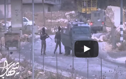 شاهد.. شجار بين جنديين إسرائيليين خلال المواجهات مع الشبان الفلسطينيين