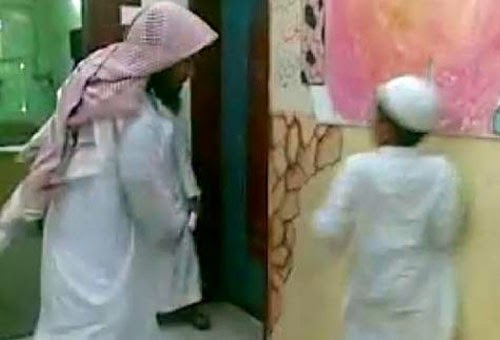 معلم يضرب تلاميذه بطريقة وحشية