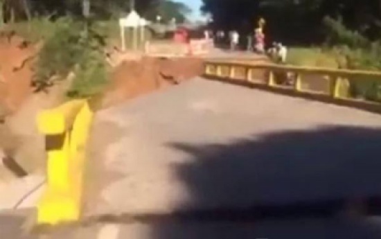 شاهد..  لحظة انهيار جسر بعد ثوان من مرور 3 أشخاص فوقه