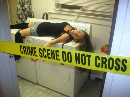 الشرطة الإماراتية تحتجزه .. صحفي بريطاني في دبي يقتل زوجته بضربها بجسمٍ صلبٍ على رأسها