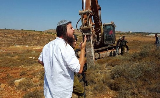 مستوطنون متطرفون يجرفون أراضي جنوب نابلس مستوطنون متطرفون يجرفون أراضي جنوب نابلس