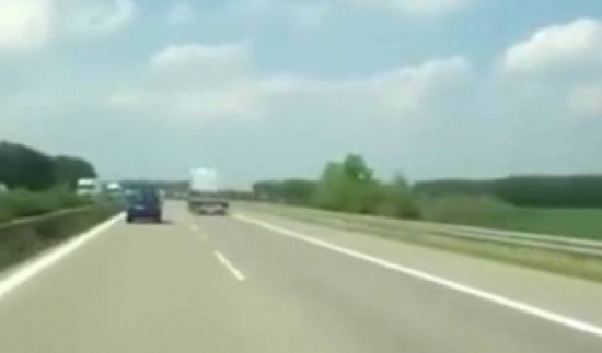 هذه السيارة لن تتخيل ثمنها.. شاهد كيف تم نقلها!